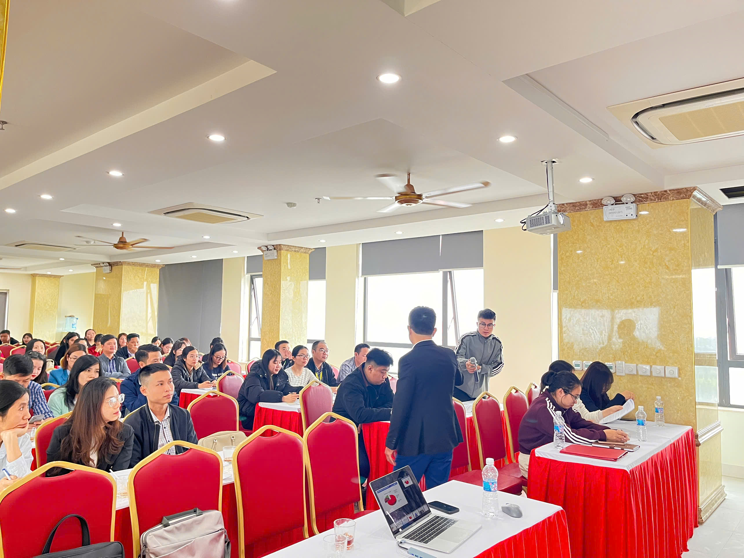 Các học viên thảo luận tại Hội nghị