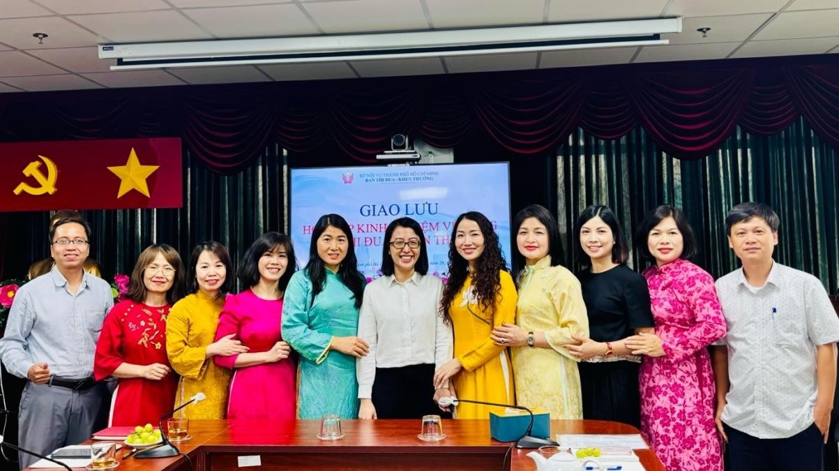 Đoàn công tác Sở Nội vụ Thanh Hóa chụp ảnh lưu niệm cùng Ban Thi đua - Khen thưởng Thành phố Hồ Chí Minh