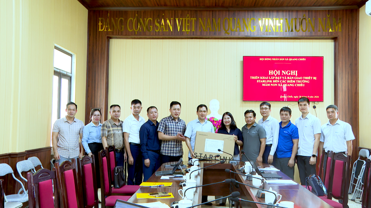 Bàn giao, lắp đặt thiết bị vệ tinh Starlink tại các thôn, bản, trường học lõm sóng thông tin di động