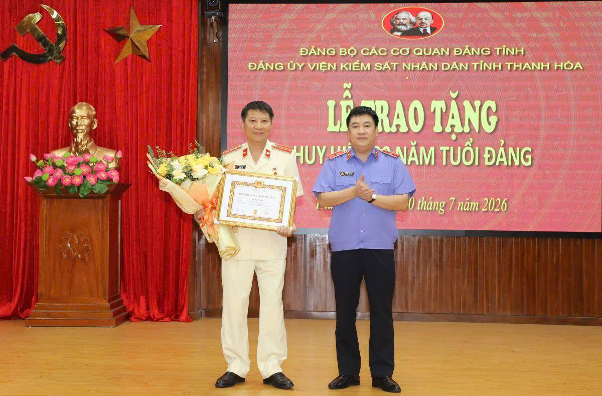 F:\THU (PTCCB)\PHÒNG TCCB\Tin bài\Trao tặng 30 năm tuổi đảng\ảnh đã chọn\1785424250730_6672673822998818881_6672673822998818881_c5278b8f4aa70b2283c6452604e2c472.jpg