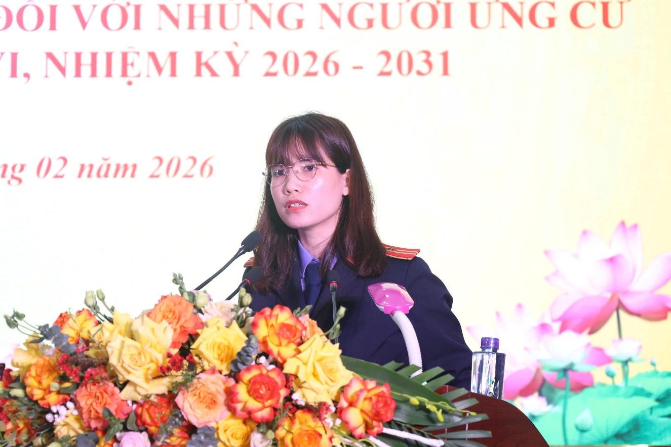 Ảnh: Đồng chí Trương Thị Thanh, Kiểm sát viên sơ cấp VKSND khu vực 12 trình bày trình bày chương trình hành động tại điểm cầu trung tâm xã Thọ Xuân