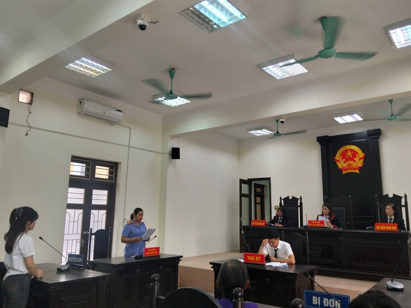 Ảnh: Kiểm sát viên VKSND khu vực 1- Thanh Hóa kiểm sát phiên tòa xét xử vụ án hôn nhân và gia đình