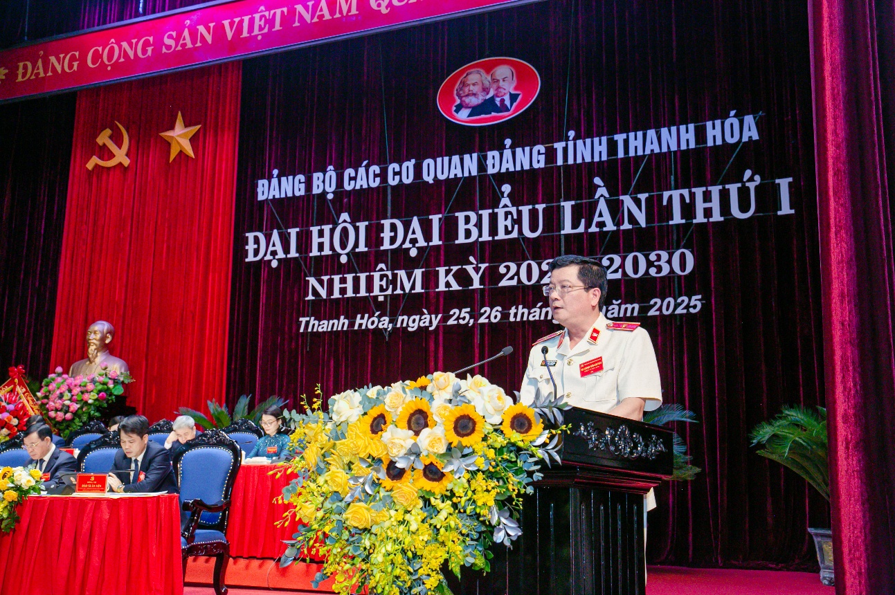 Ảnh: Đồng chí Trần Thế Kính, Bí thư Đảng ủy, Viện trưởng VKSND tỉnh phát biểu tham luận