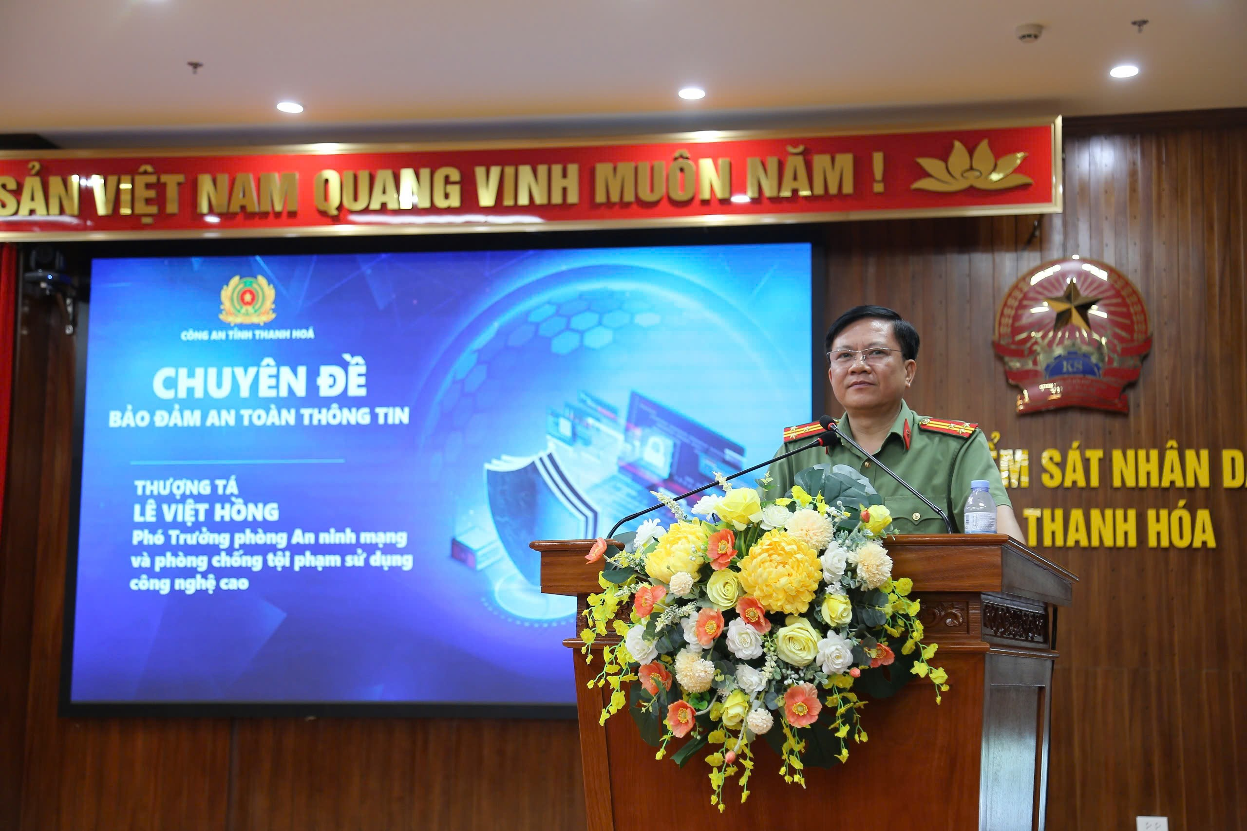 Thượng tá Lê Việt Hồng, Phó Trưởng phòng An ninh mạng và phòng chống tội phạm sử dụng công nghệ cao trình bày chuyên đề