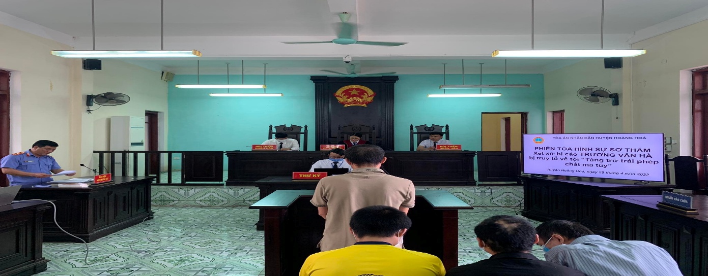 Ảnh: Đồng chí Lê Xuân Huy, Viện trưởng VKSND khu vực 4 - Thanh Hóa công tố và kiểm sát xét xử vụ án hình sự tại phiên tòa 