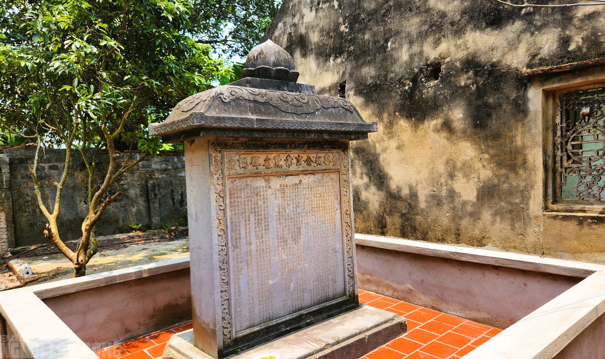 Tấm bia trong khuôn viên nhà dân cũng được xây tường bao, lát nền gạch đỏTấm bia trong khuôn viên nhà dân cũng được xây tường bao, lát nền gạch đỏ