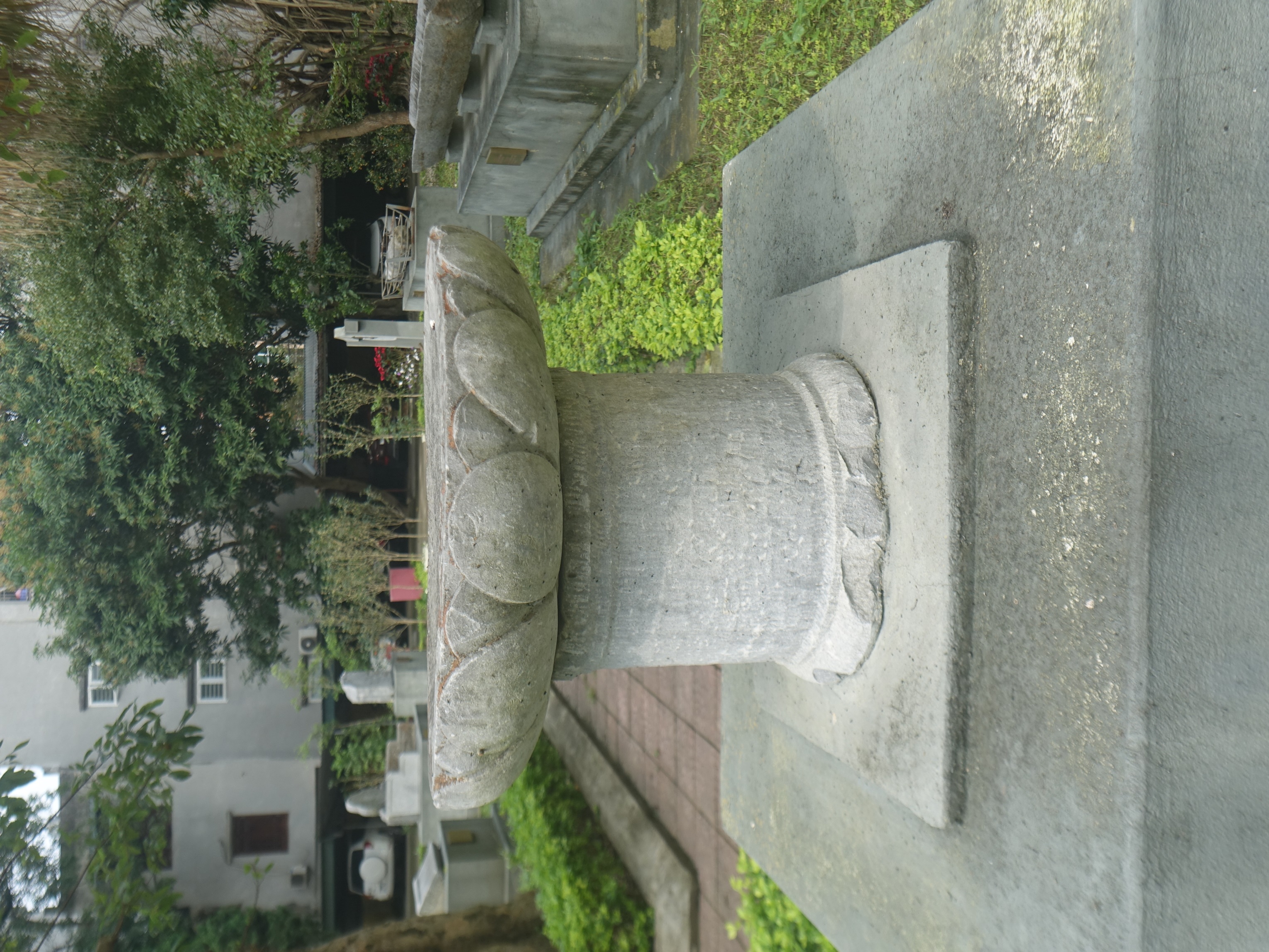 BỆ VÀ TRỤ ĐÁ HOA SEN