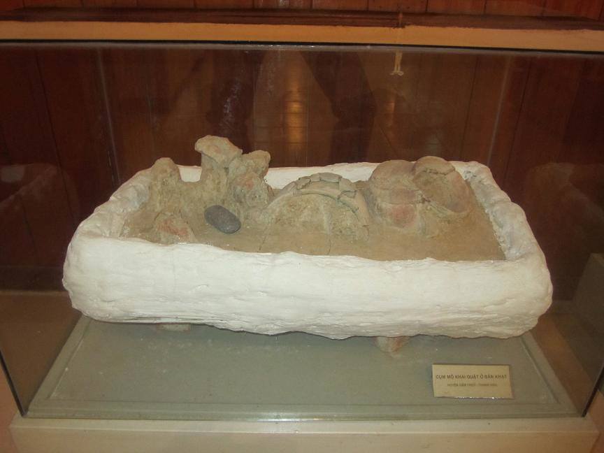 Some features about burials and Đông Sơn people’s custom of burying burial goods 