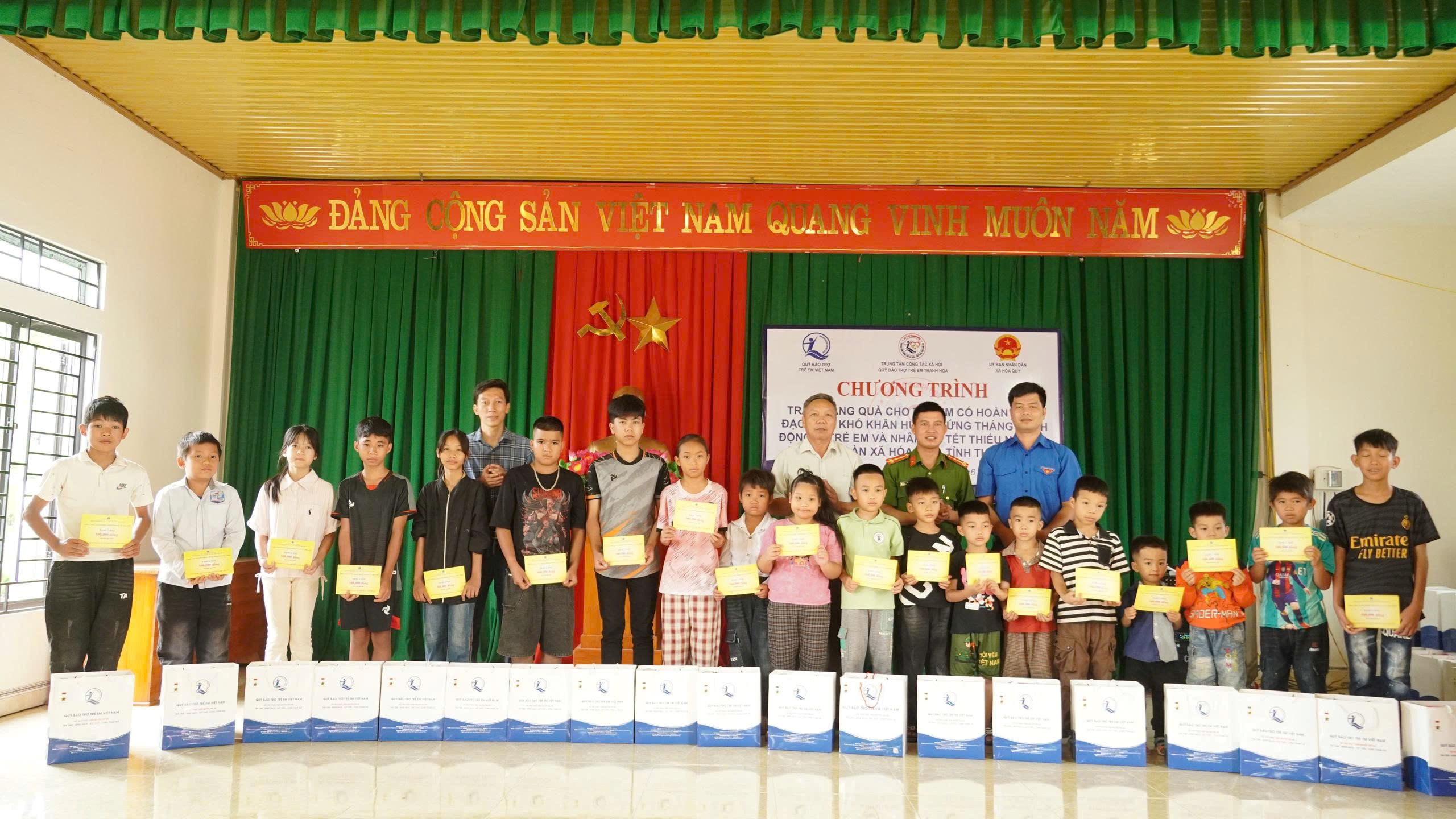 Ông Nguyễn Văn Phúc – Trưởng phòng CTXH và Quản lý quỹ trao quà cho trẻ em tại hội trường UBND Xã Hóa Quỳ, tỉnh Thanh Hóa