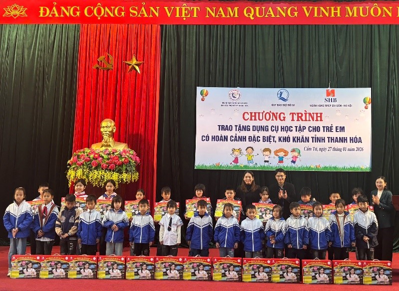Trung tâm Công tác xã hội - Quỹ Bảo trợ trẻ em tỉnh Thanh Hóa trao tặng dụng cụ học tập cho trẻ em có hoàn cảnh đặc biệt, khó khăn tại xã Cẩm Tú, tỉnh Thanh Hóa.