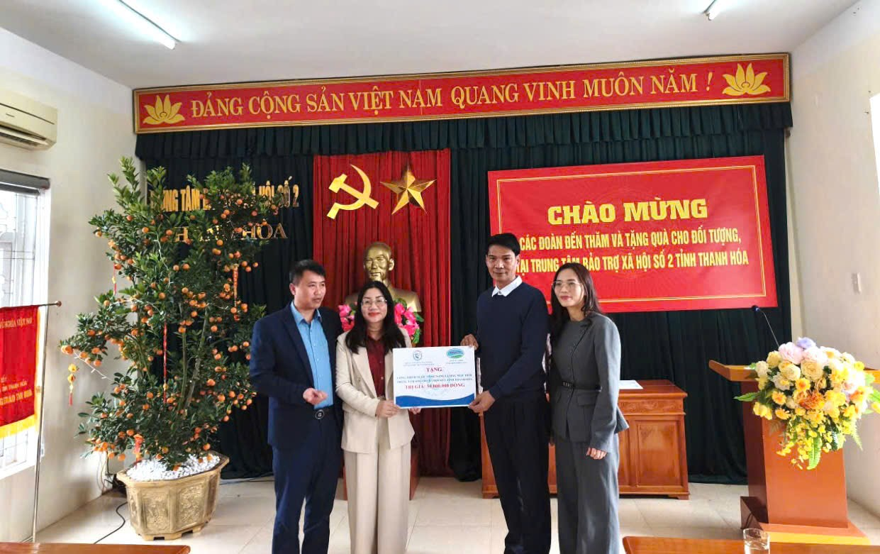 Ông Lại Thế Quảng – Phó Giám đốc Trung tâm Công tác xã hội – Quỹ Bảo trợ trẻ em cùng nhà tài trợ trao quà tại Trung tâm Bảo trợ xã hội số 2 tỉnh Thanh Hóa