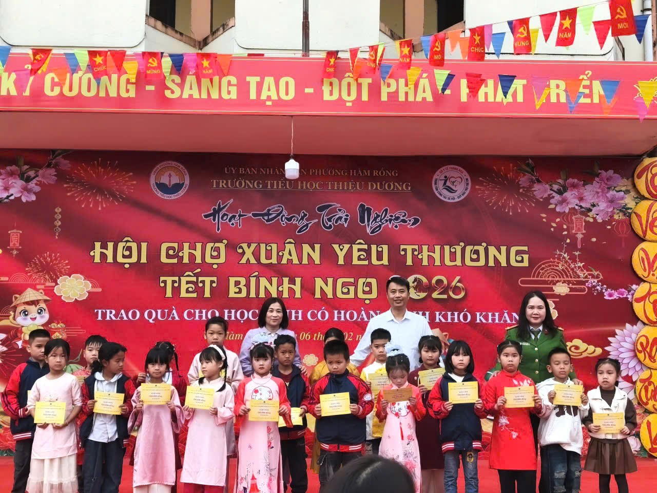 Ông Lại Thế Quảng – Phó Giám đốc Trung tâm Công tác xã hội – Quỹ Bảo trợ trẻ em trao quà Tết cho các em học sinh tại Trường Tiểu học Thiệu Dương