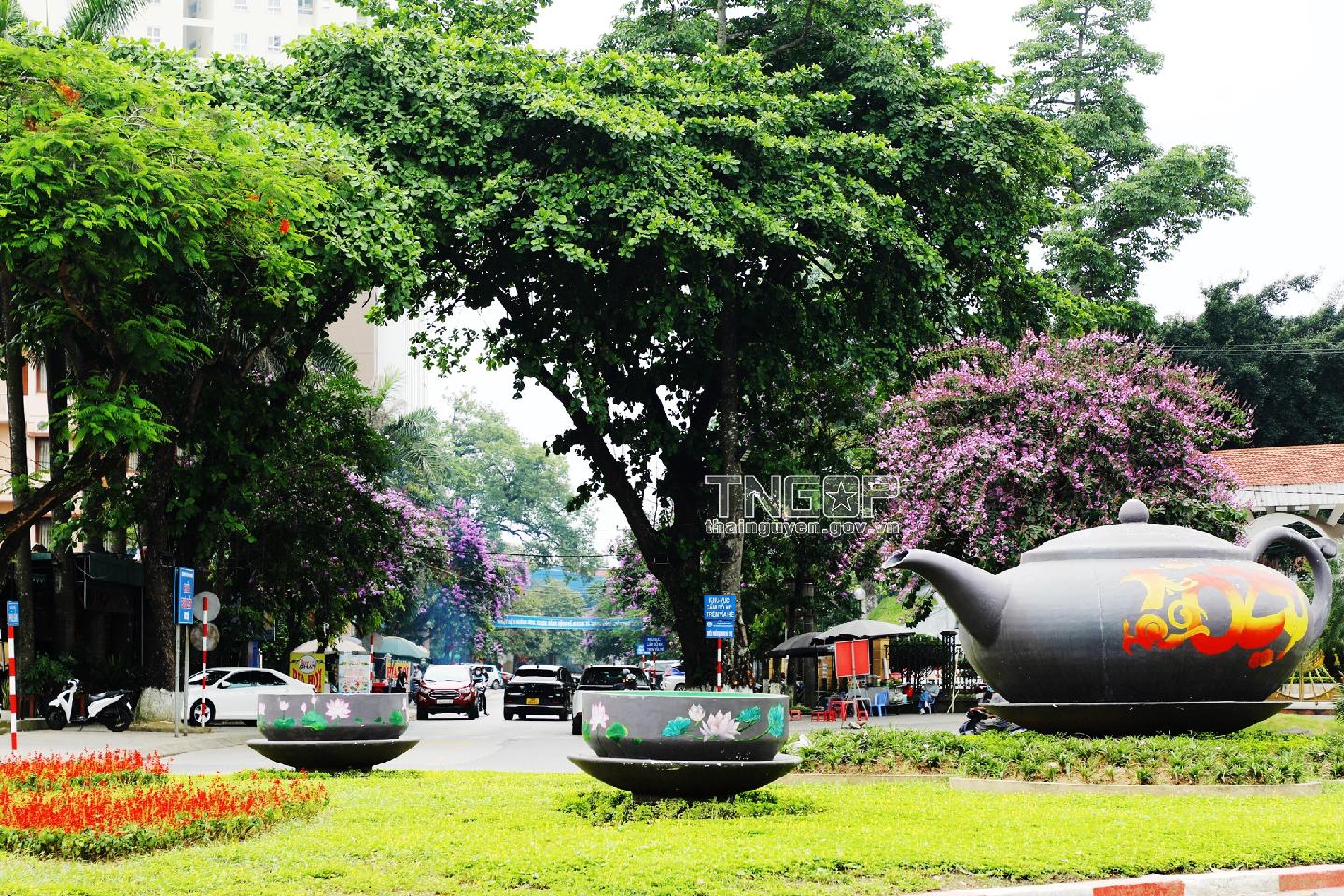 Thành phố tháng Mười rực rỡ sắc hoa