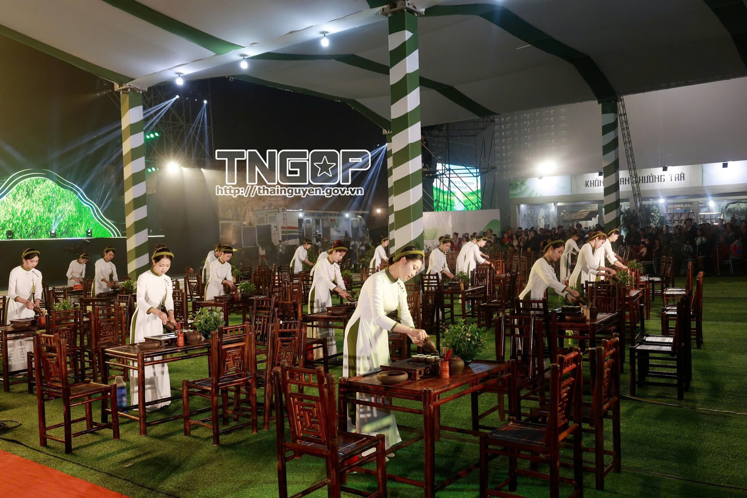 Trình diễn nghệ thuật pha trà: Khi thế hệ trẻ tiếp nối di sản trà Thái Nguyên