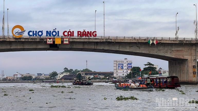 Lênh đênh chợ nổi, ngắm bình minh Tây Đô