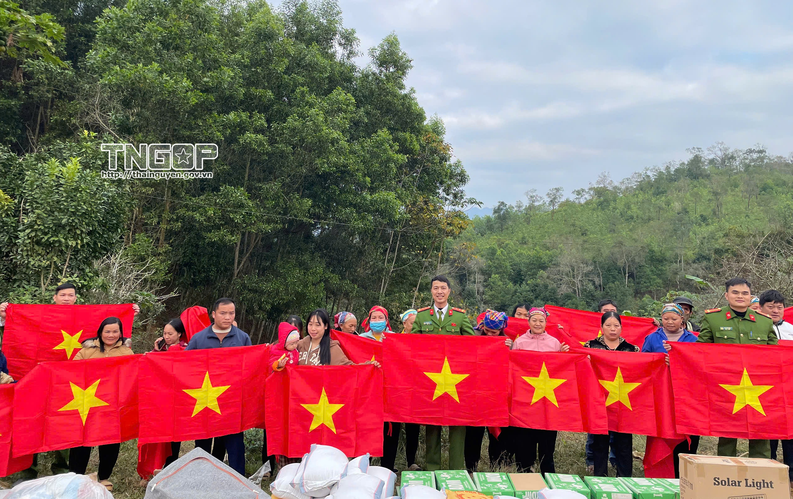 Tô thắm màu cờ Tổ quốc