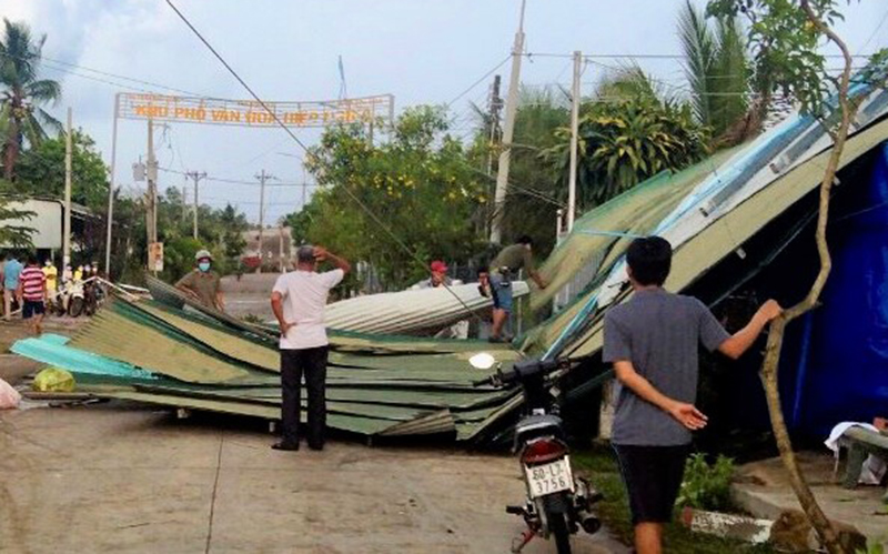 Lốc xoáy làm hàng chục nhà dân ở Đồng Nai bị tốc mái