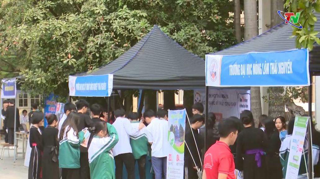 Ngày hội tư vấn giới thiệu việc làm cho học sinh dân tộc
