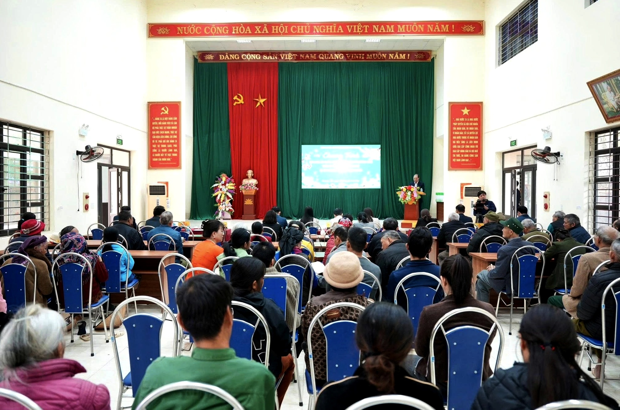 Tặng quà Tết cho hộ nghèo, hộ cận nghèo, gia đình chính sách trên địa bàn xã Phượng Tiến