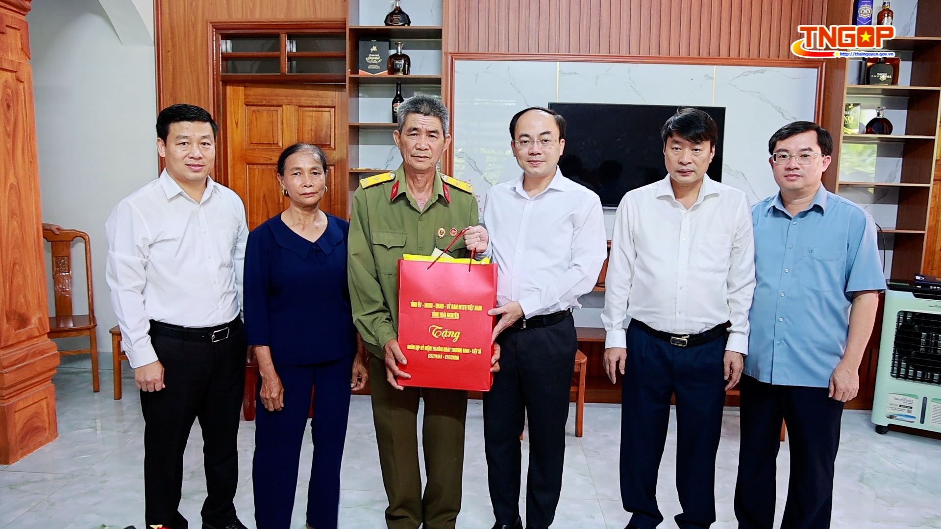 Đoàn công tác của tỉnh thăm, tặng quà người có công tại xã Trại Cau và xã Hiệp Lực