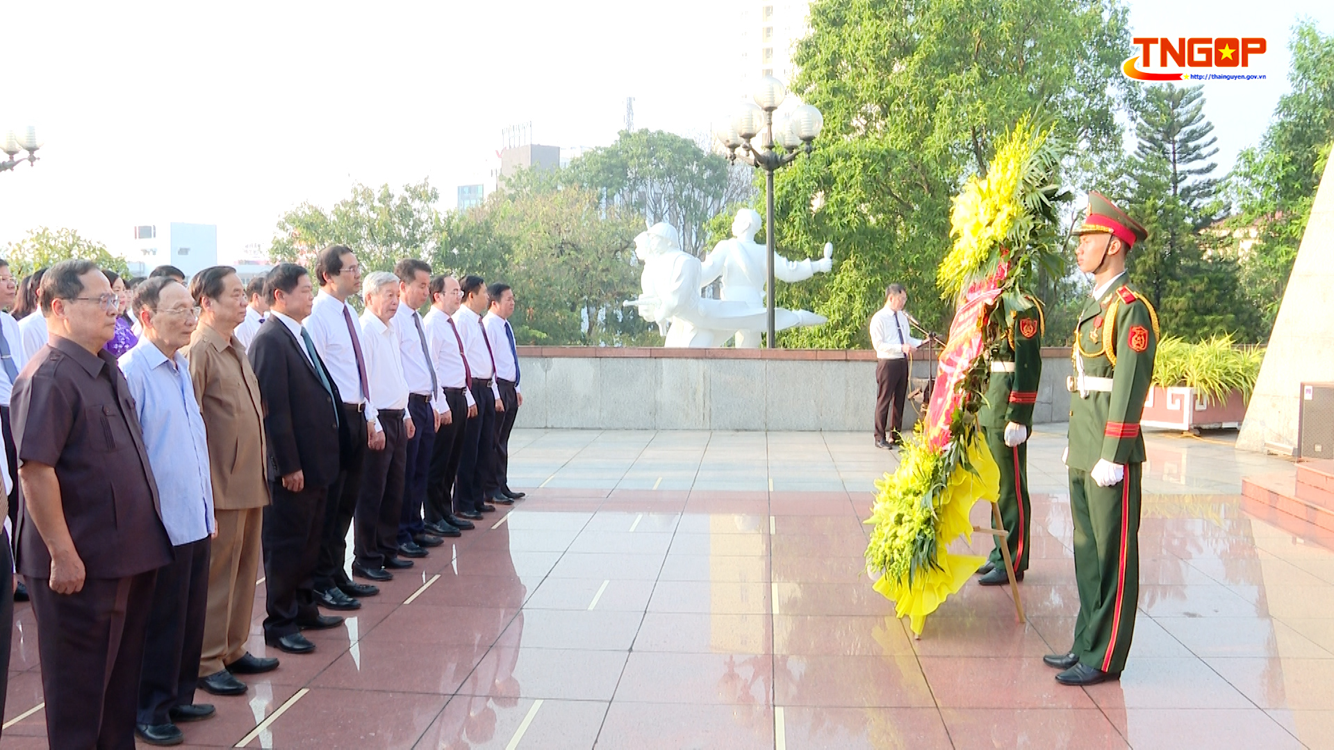 Đoàn đại biểu tỉnh Thái Nguyên dâng hương tri ân các Anh hùng liệt sĩ và các bậc tiền bối cách mạng