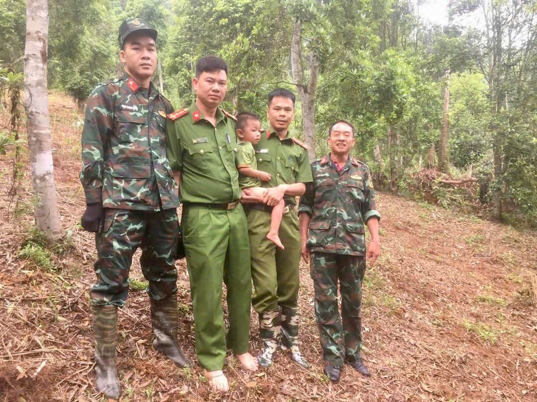 Xuyên đêm tìm kiếm, kịp thời đưa cháu bé 3 tuổi bị lạc về với gia đình