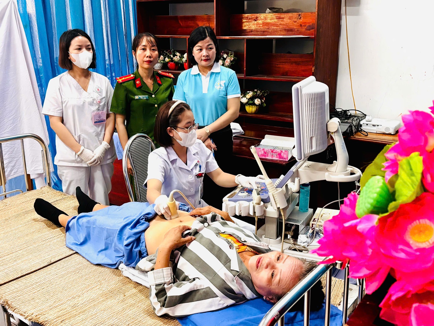 Truyền thông và khám sức khỏe cho nữ phạm nhân tại Trại Giam Phú Sơn 4