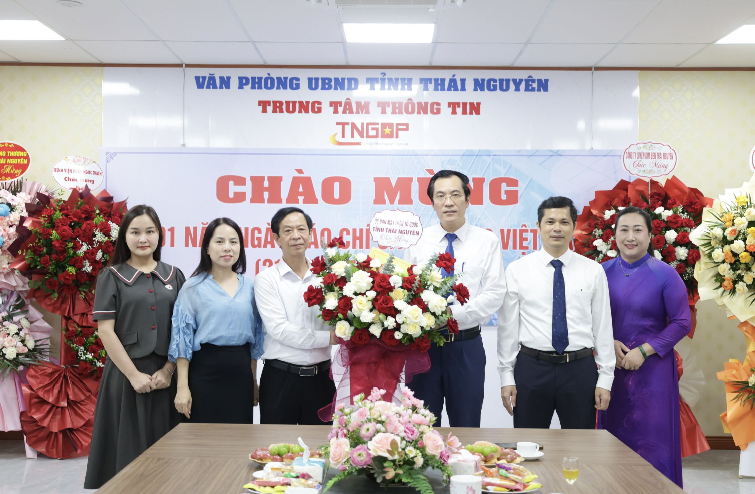 Nhiều đơn vị đến chúc mừng Trung tâm Thông tin tỉnh Thái Nguyên nhân kỷ niệm 101 năm ngày Báo chí Cách mạng Việt Nam