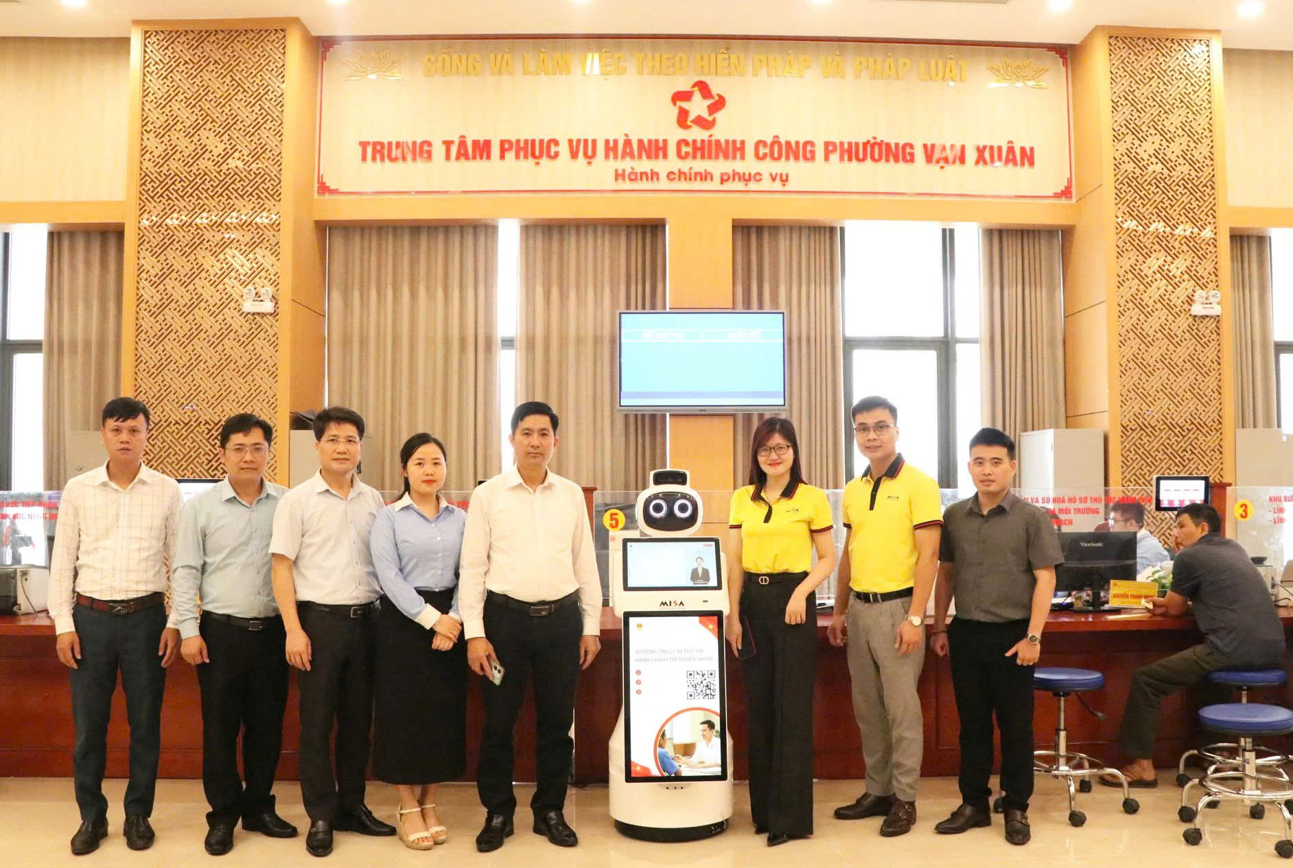Đưa robot AI vào vận hành tại Trung tâm Phục vụ hành chính công phường Vạn Xuân