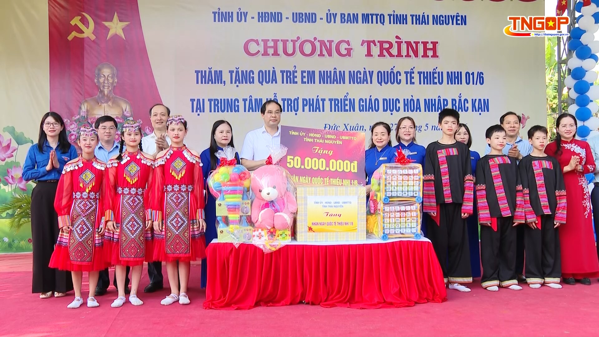 Đồng chí Bí thư Tỉnh ủy thăm, tặng quà thiếu nhi tại Trung tâm Hỗ trợ phát triển giáo dục hòa nhập Bắc Kạn