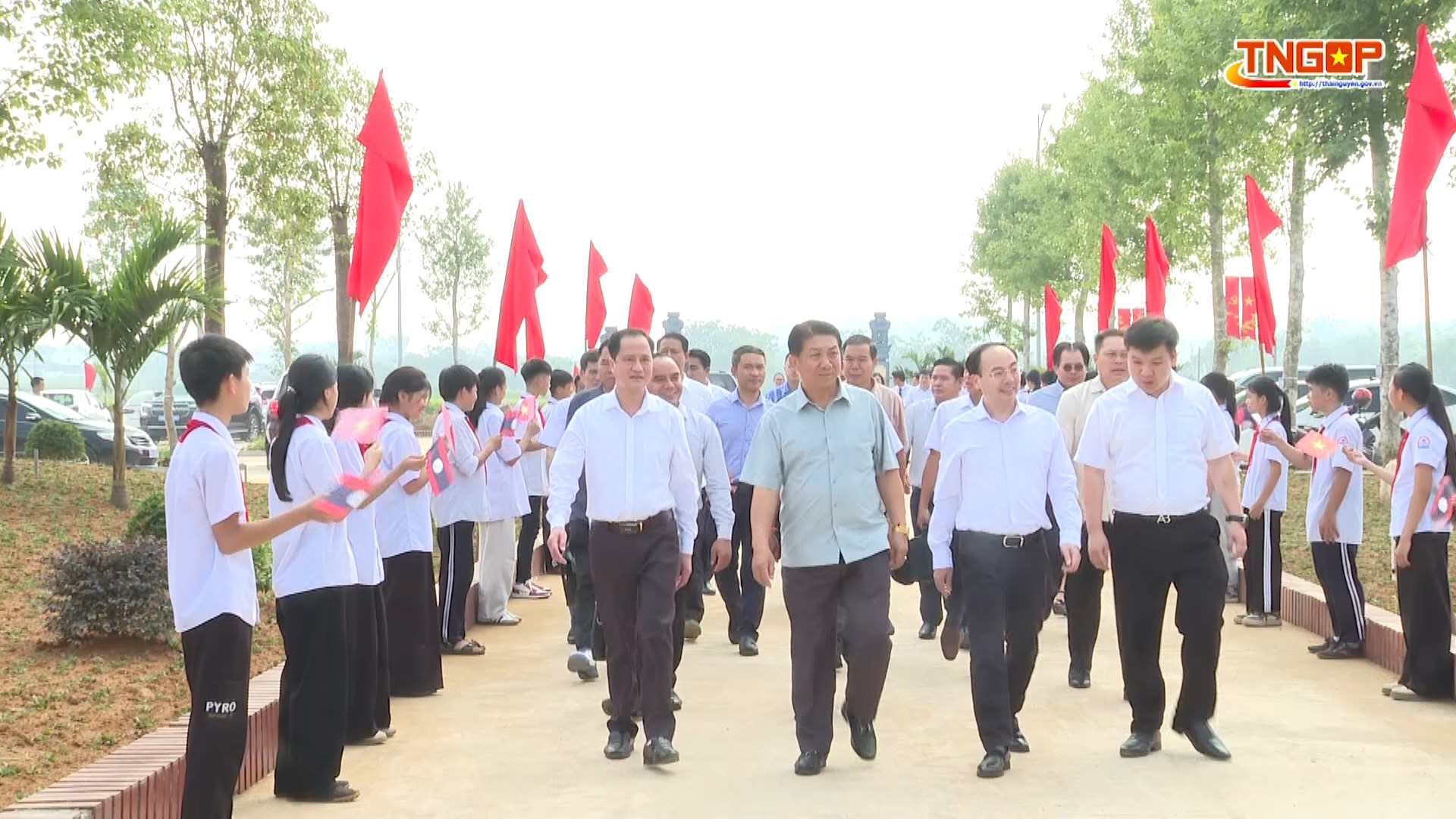 Đoàn công tác của tỉnh Luông Pha Bang tham quan tại xã La Bằng
