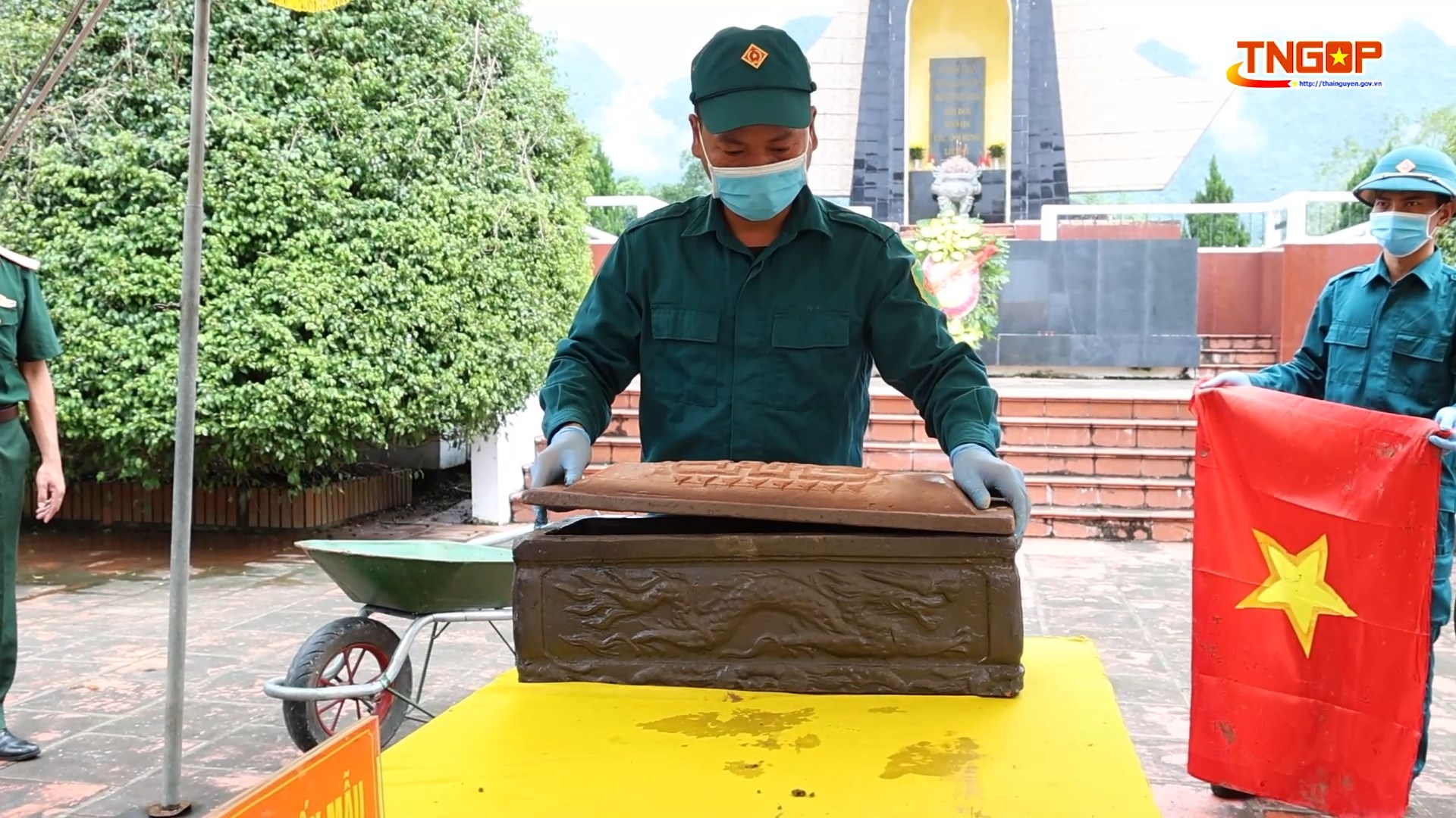 Lấy mẫu hài cốt liệt sĩ chưa xác định thông tin tại Nghĩa trang Liệt sĩ Võ Nhai