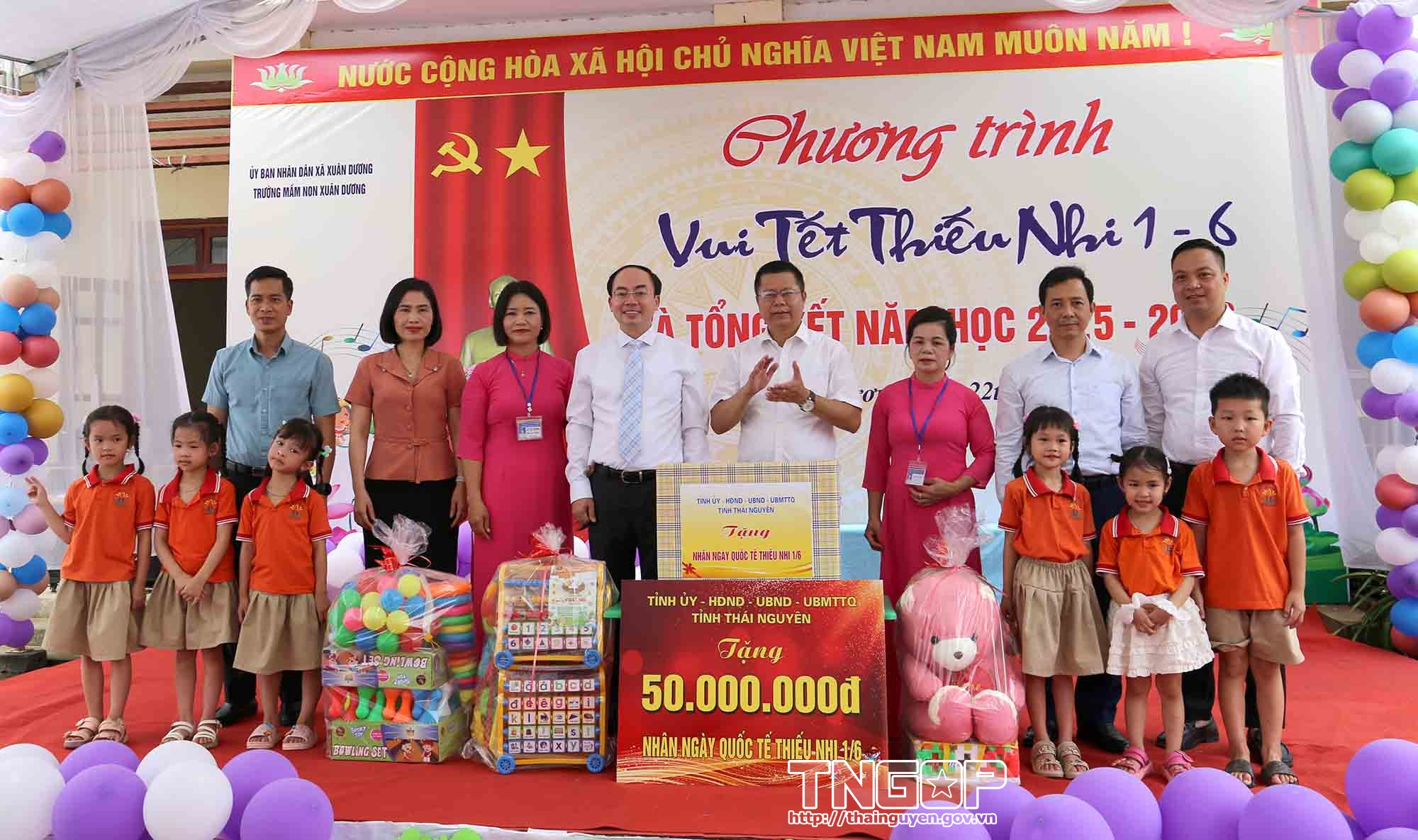 Tặng quà trẻ em nhân ngày Quốc tế Thiếu nhi 1/6