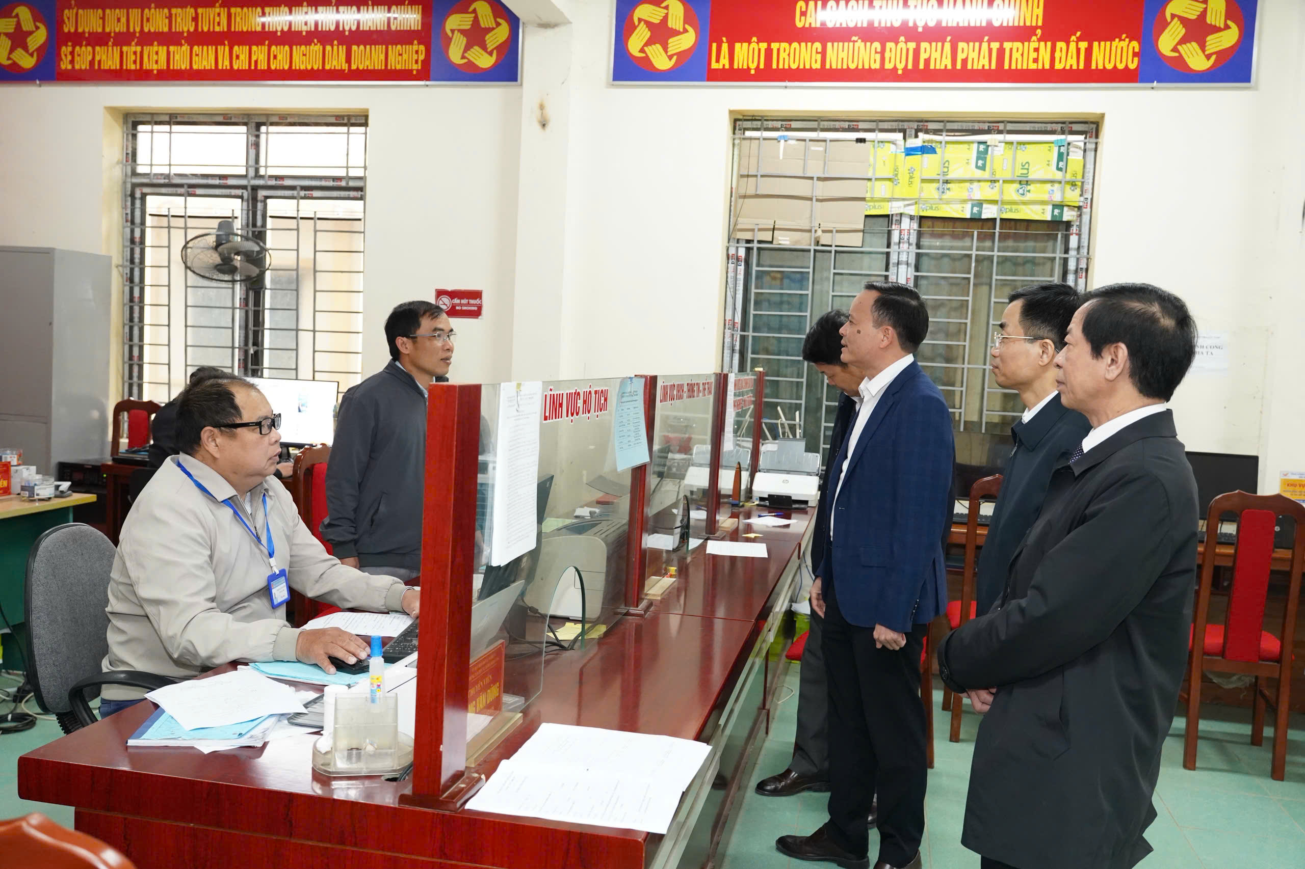 Biểu dương, phê bình các cơ quan đơn vị, địa phương về kết quả Chỉ số cải cách hành chính năm 2025