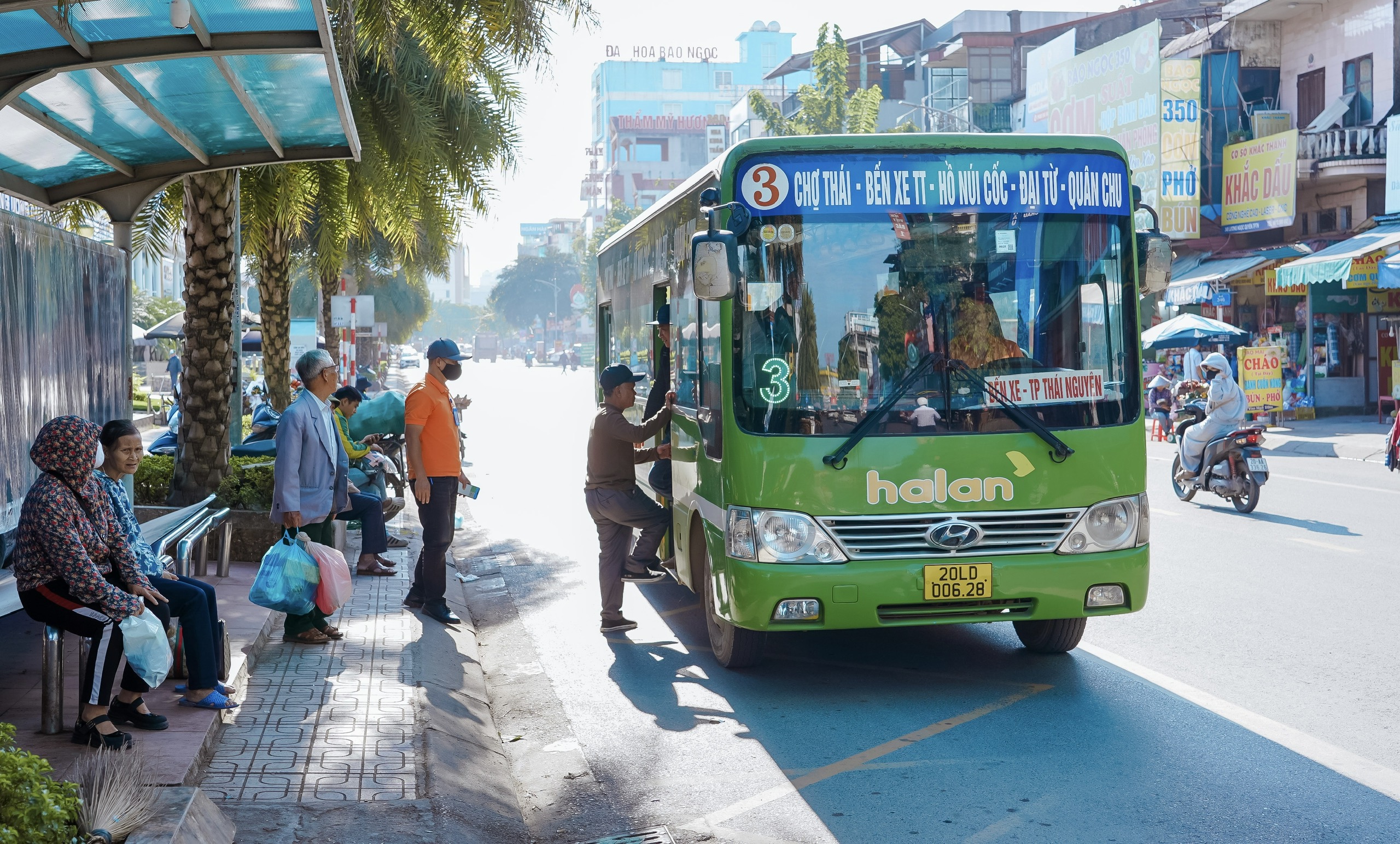 Vận tải hành khách nỗ lực vượt khó trong “bão giá”nhiên liệu
