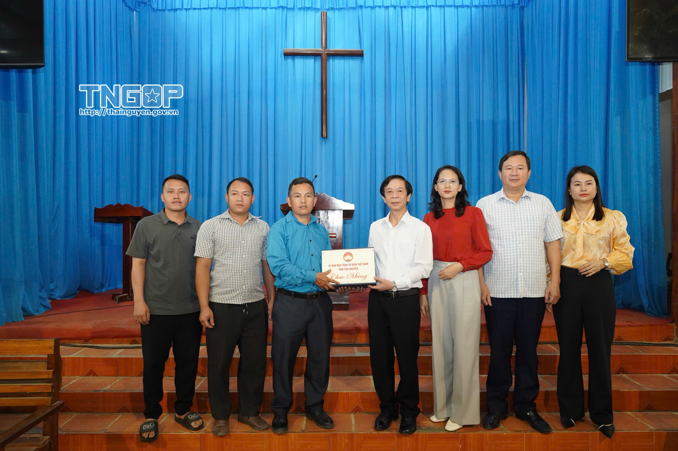 Ban Thường trực Ủy ban MTTQ tỉnh thăm, chúc mừng tín đồ đạo Tin lành xã La Hiên