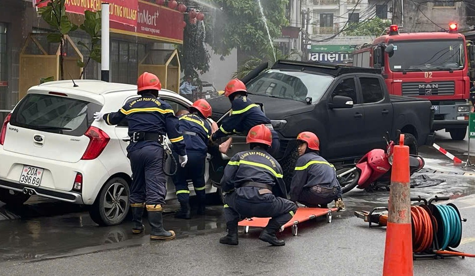 Thực tập phương án cứu nạn, cứu hộ huy động nhiều lực lượng xử lý tình huống tai nạn giao thông