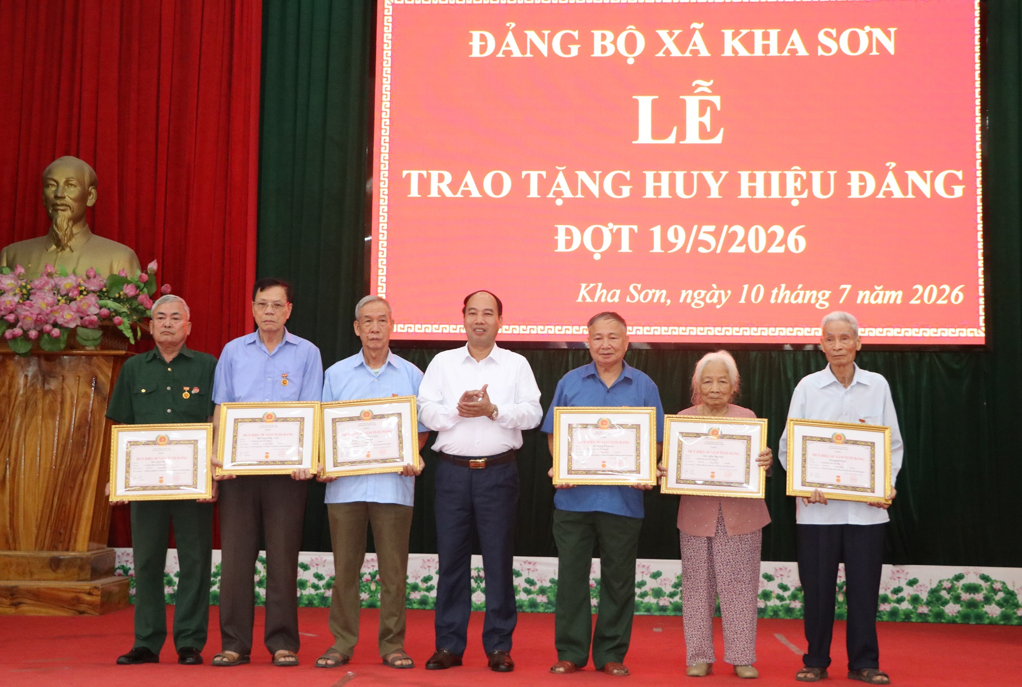 Đảng bộ xã Kha Sơn trao tặng, truy tặng Huy hiệu Đảng cho 35 đảng viên 
