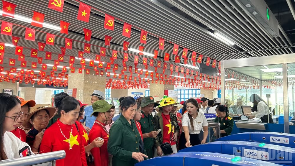 Trải nghiệm tàu điện miễn phí dịp Quốc khánh 2/9: Nét đẹp văn minh của Thủ đô