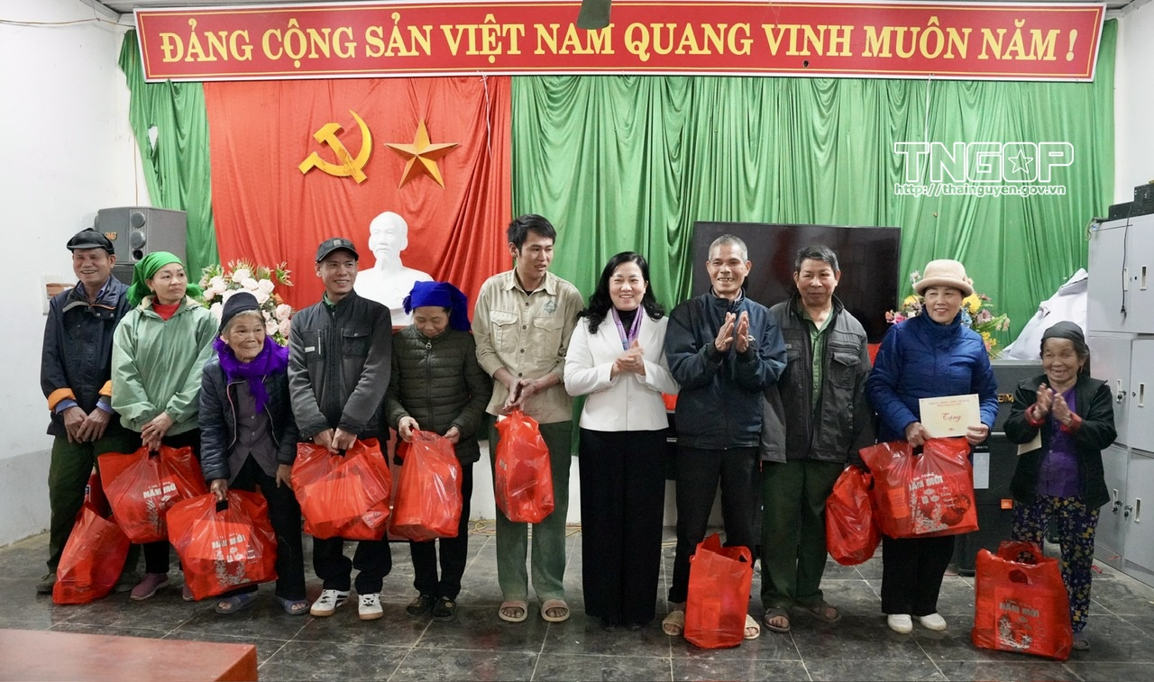 Thăm, tặng quà hộ nghèo, gia đình khó khăn tại xã Chợ Rã