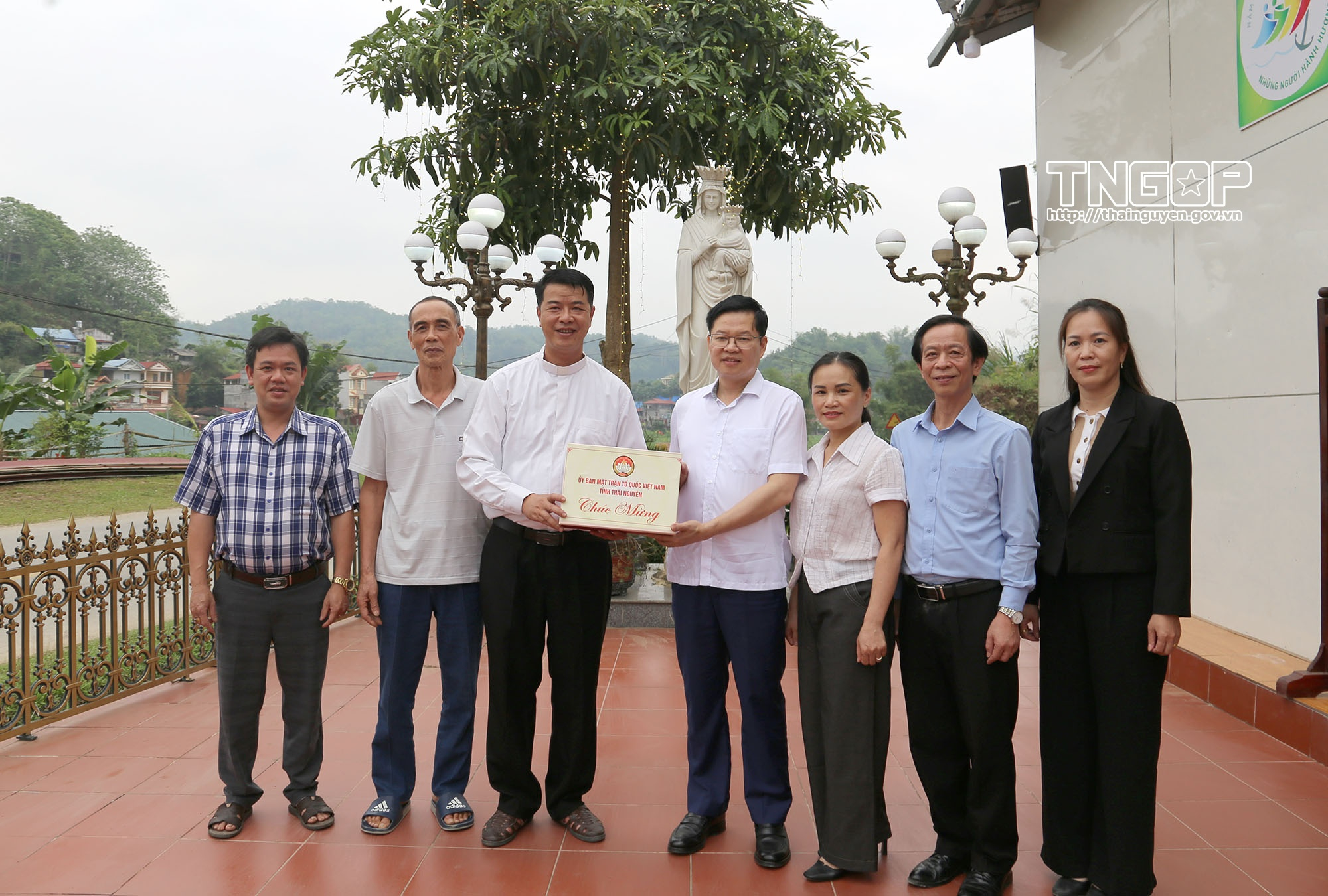 Đồng chí Phó Bí thư Tỉnh ủy, Chủ tịch Ủy ban MTTQ tỉnh thăm, tặng quà Giáo họ tại xã Chợ Rã