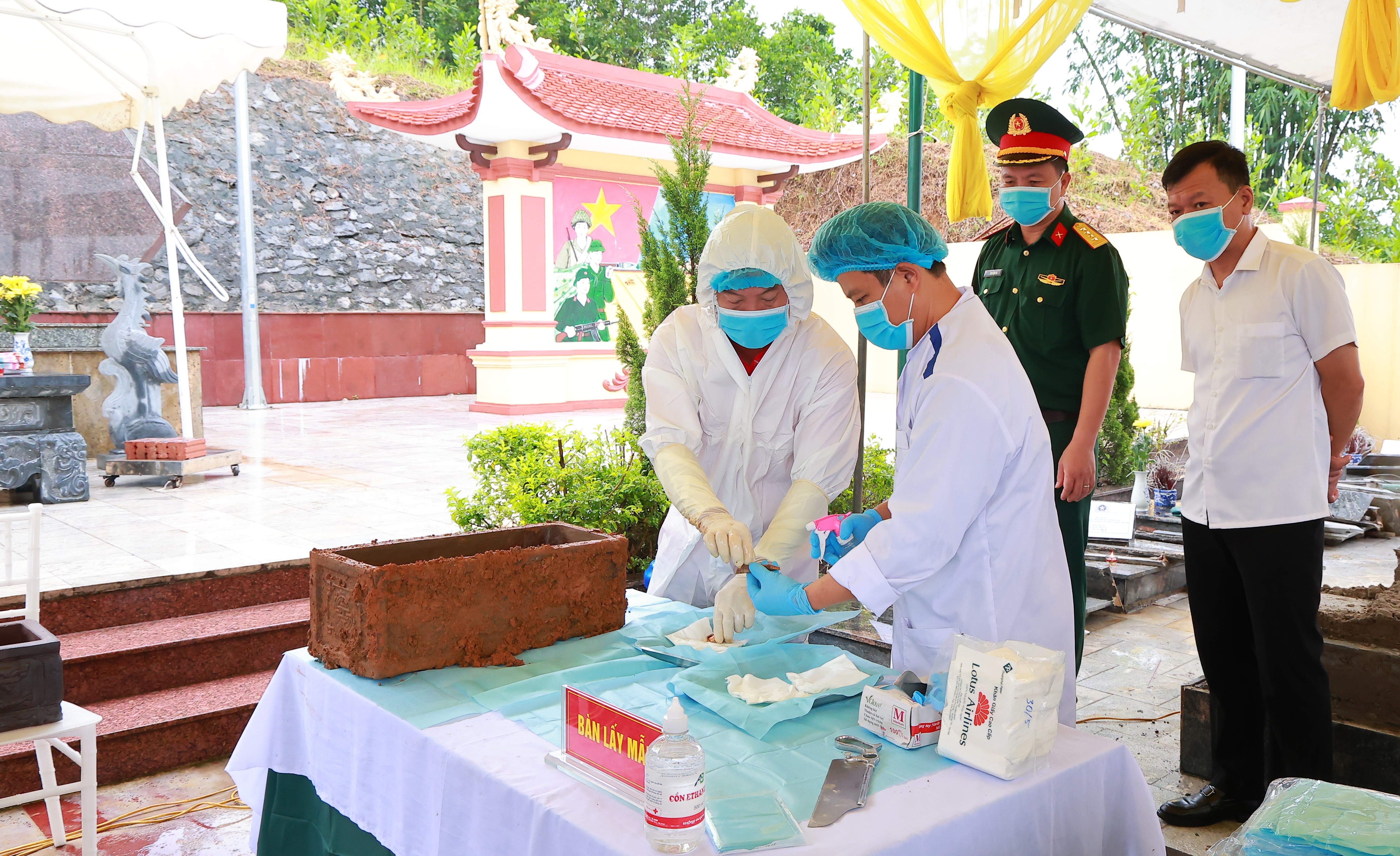 Lấy mẫu, bàn giao mẫu hài cốt liệt sĩ chưa xác định thông tin tại các nghĩa trang liệt sĩ xã Hợp Thành