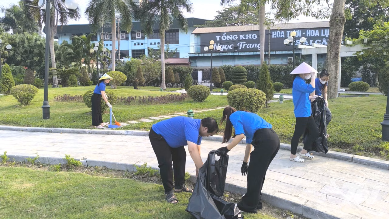 Tuổi trẻ phường Phan Đình Phùng ra quân vệ sinh môi trường