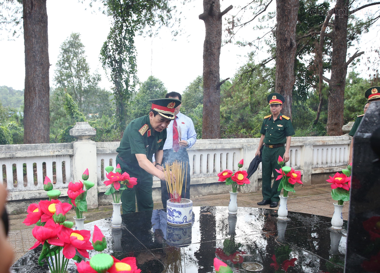 Đại tướng Phan Văn Giang dâng hương, tưởng niệm các Anh hùng liệt sĩ tại Lâm Đồng