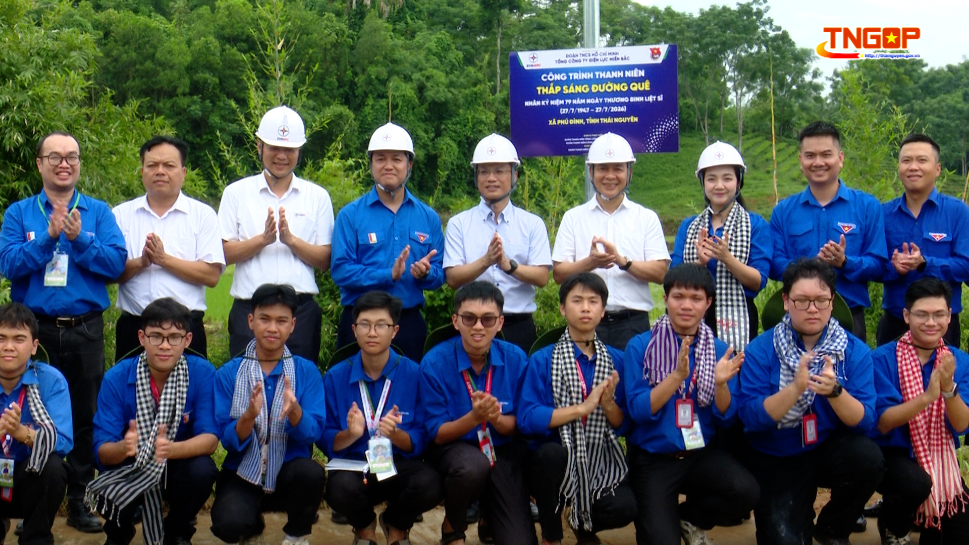Tuổi trẻ ngành Điện bàn giao công trình “Thắp sáng đường quê” tại Thái Nguyên