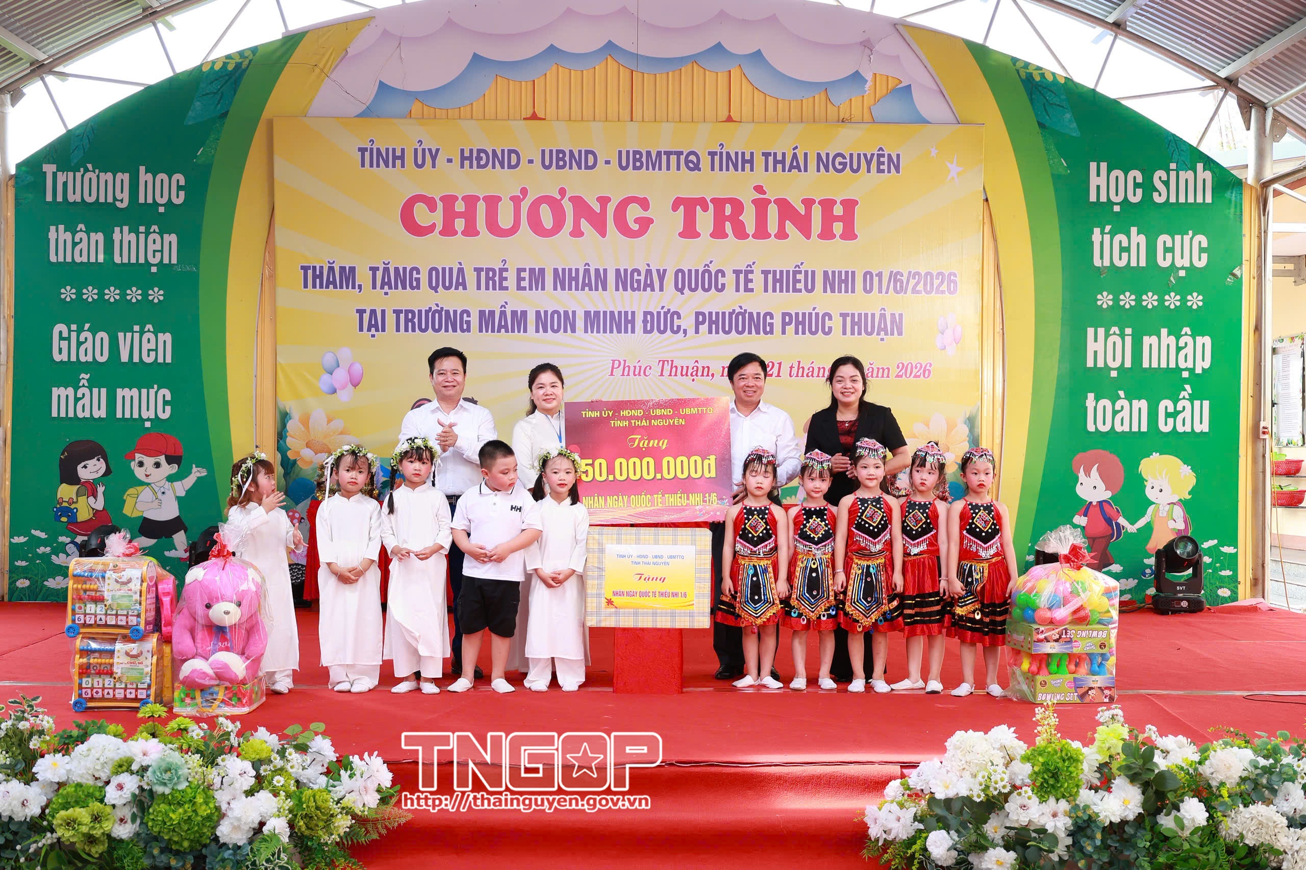 Lãnh đạo tỉnh tặng quà Tết Thiếu nhi tại Trường Mầm non Minh Đức, phường Phúc Thuận
