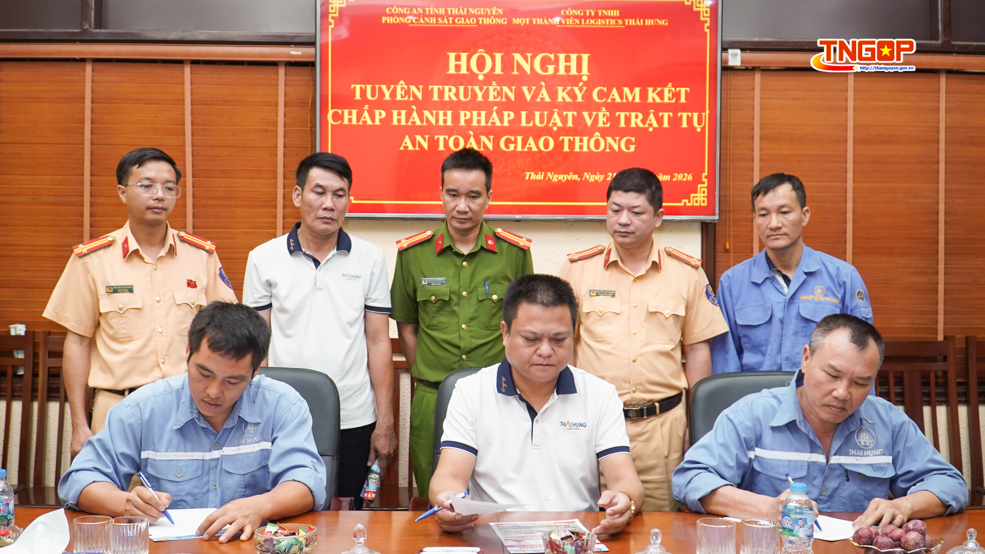 Tuyên truyền pháp luật và ký cam kết bảo đảm an toàn giao thông tại doanh nghiệp vận tải
