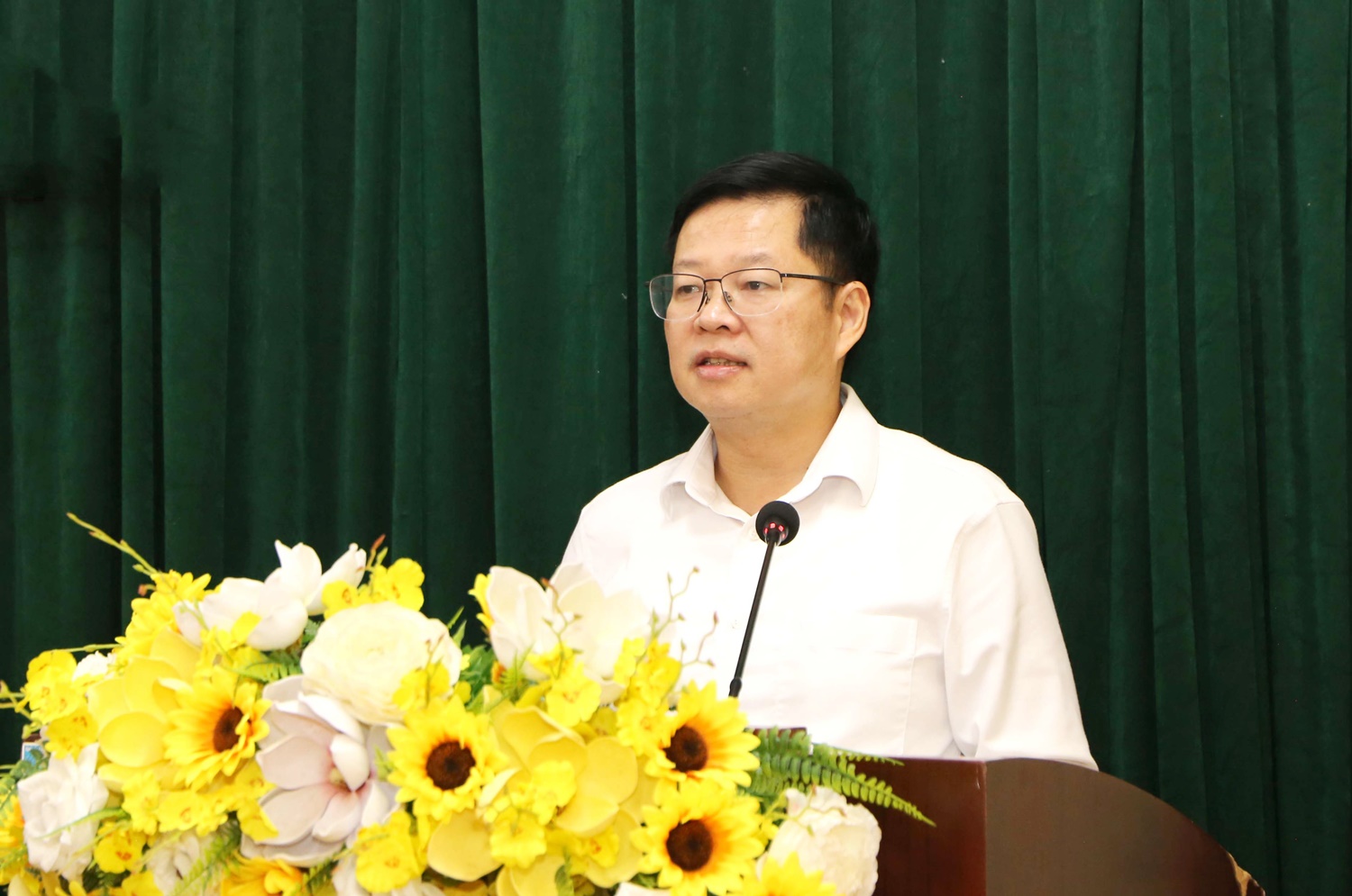 Đồng chí Chủ tịch Ủy ban Mặt trận Tổ quốc tỉnh Đinh Quang Tuyên làm việc tại xã Vĩnh Thông