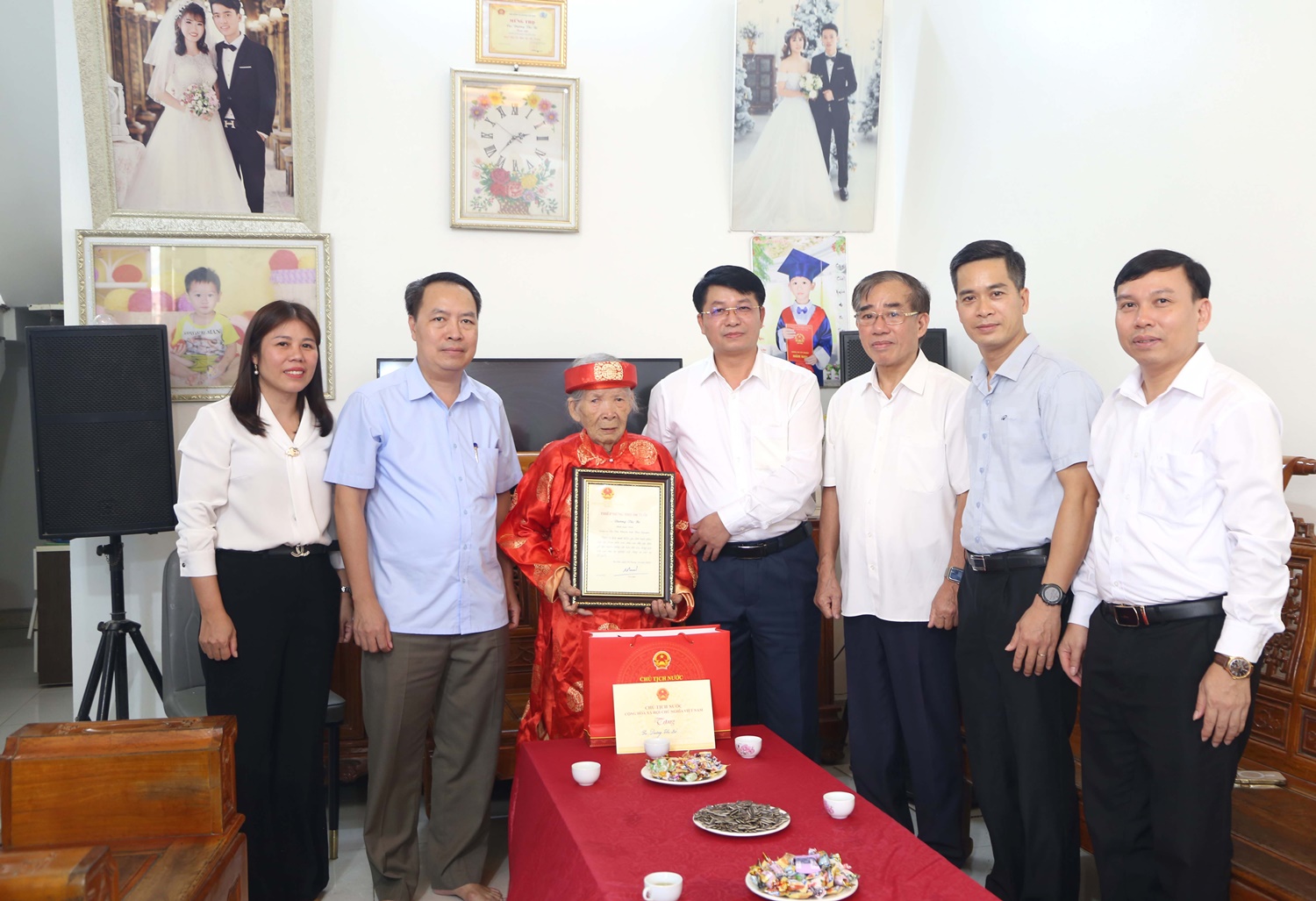 Phó Chủ tịch UBND tỉnh Nông Quang Nhất chúc thọ, tặng quà người cao tuổi tại xã Tân Khánh