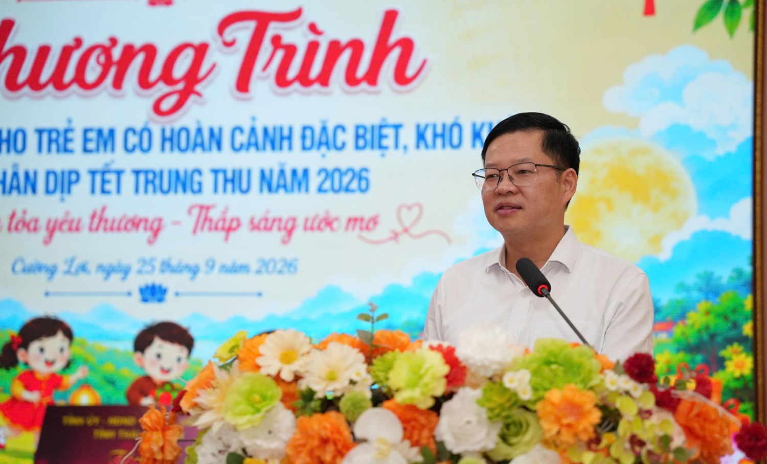 Lãnh đạo tỉnh tặng quà học sinh có hoàn cảnh khó khăn tại xã Cường Lợi